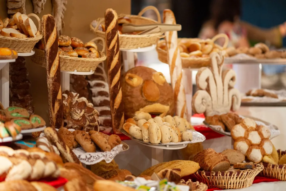 Khay bánh mới ra lò tại Đồng Tiến Bakery 387 Kinh Dương Vương